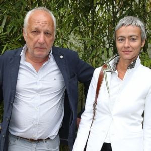 François Berléand et sa compagne Aléxia Strési - People au village des Internationaux de France de tennis de Roland Garros à Paris. Le 2 juin 2015
