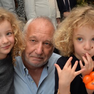 Exclusif - François Berléand avec ses jumelles Adèle et Lucie lors d'un goûter de Pâques « Tout Chocolat » à l'Hôtel de Vendôme à Paris le 9 avril 2014. A quelques jours de Pâques, les enfants et leurs parents se sont régalés avec les préparations du chef de l’Hôtel de Vendôme, Josselin Marie et ont pu confectionner des cloches en chocolat.