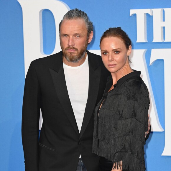 Alasdhair Willis et sa femme Stella McCartney à la première de "The Beatles: Eight Days A Week - The Touring Years" au cinéma Odeon à Leicester Square à Londres, le 15 septembre 2016.