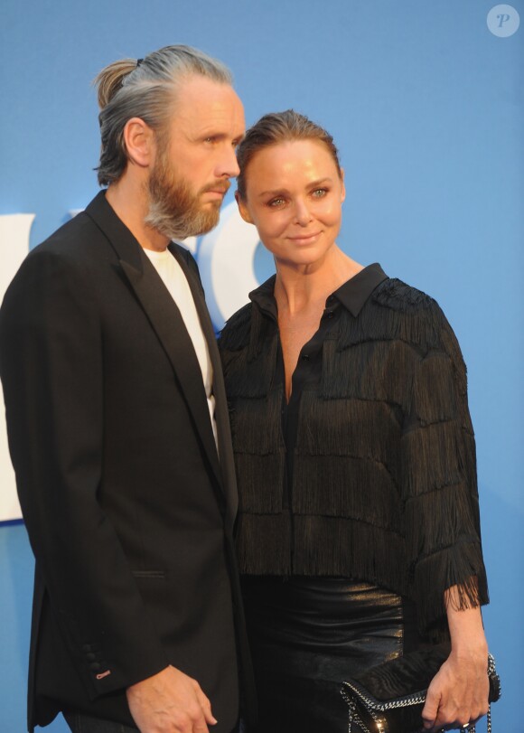 Alasdhair Willis et sa femme Stella McCartney à la première de "The Beatles: Eight Days A Week - The Touring Years" au cinéma Odeon à Leicester Square à Londres, le 15 septembre 2016.