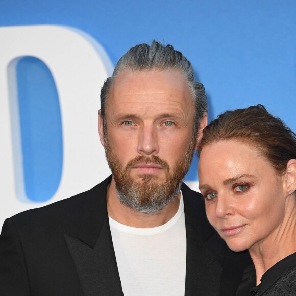 Alasdhair Willis et sa femme Stella McCartney à la première de "The Beatles: Eight Days A Week - The Touring Years" au cinéma Odeon à Leicester Square à Londres, le 15 septembre 2016.