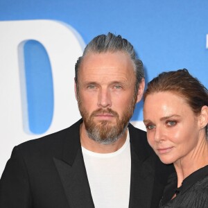 Alasdhair Willis et sa femme Stella McCartney à la première de "The Beatles: Eight Days A Week - The Touring Years" au cinéma Odeon à Leicester Square à Londres, le 15 septembre 2016.