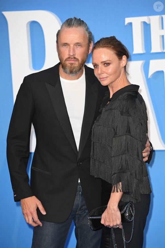 Alasdhair Willis et sa femme Stella McCartney à la première de "The Beatles: Eight Days A Week - The Touring Years" au cinéma Odeon à Leicester Square à Londres, le 15 septembre 2016.