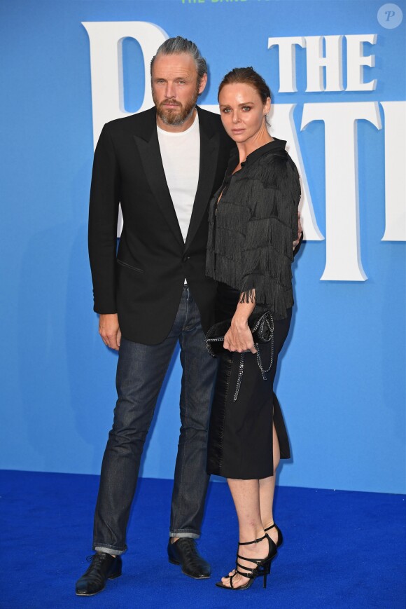 Alasdhair Willis et sa femme Stella McCartney à la première de "The Beatles: Eight Days A Week - The Touring Years" au cinéma Odeon à Leicester Square à Londres, le 15 septembre 2016.