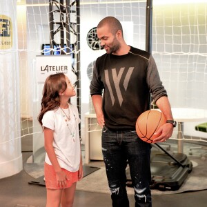 Tony Parker en séance de dédicaces et de démonstration de shoots à l'Atelier Renault à Paris, le 13 septembre 2016. © Veeren/Bestimage