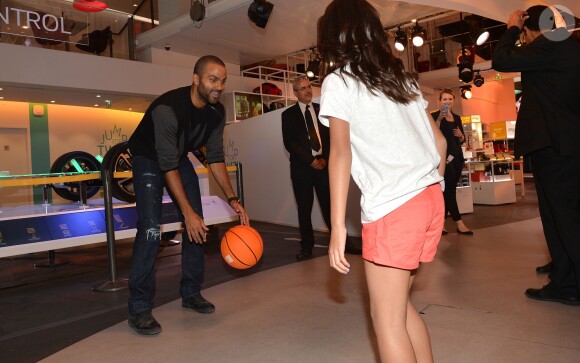 Tony Parker en séance de dédicaces et de démonstration de shoots à l'Atelier Renault à Paris, le 13 septembre 2016. © Veeren/Bestimage