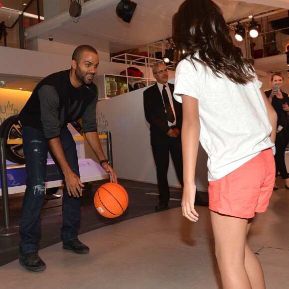 Tony Parker en séance de dédicaces et de démonstration de shoots à l'Atelier Renault à Paris, le 13 septembre 2016. © Veeren/Bestimage