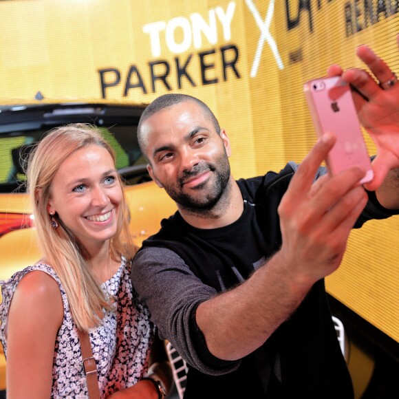 Tony Parker en séance de dédicaces et de démonstration de shoots à l'Atelier Renault à Paris, le 13 septembre 2016. © Veeren/Bestimage