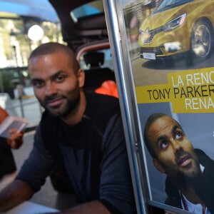 Tony Parker en séance de dédicaces et de démonstration de shoots à l'Atelier Renault à Paris, le 13 septembre 2016. © Veeren/Bestimage