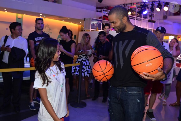 Tony Parker en séance de dédicaces et de démonstration de shoots à l'Atelier Renault à Paris, le 13 septembre 2016. © Veeren/Bestimage