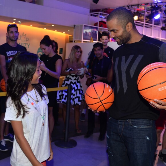 Tony Parker en séance de dédicaces et de démonstration de shoots à l'Atelier Renault à Paris, le 13 septembre 2016. © Veeren/Bestimage