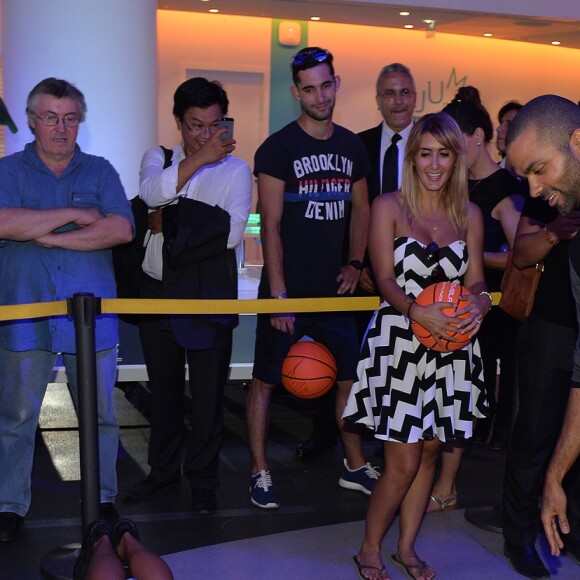 Tony Parker en séance de dédicaces et de démonstration de shoots à l'Atelier Renault à Paris, le 13 septembre 2016. © Veeren/Bestimage