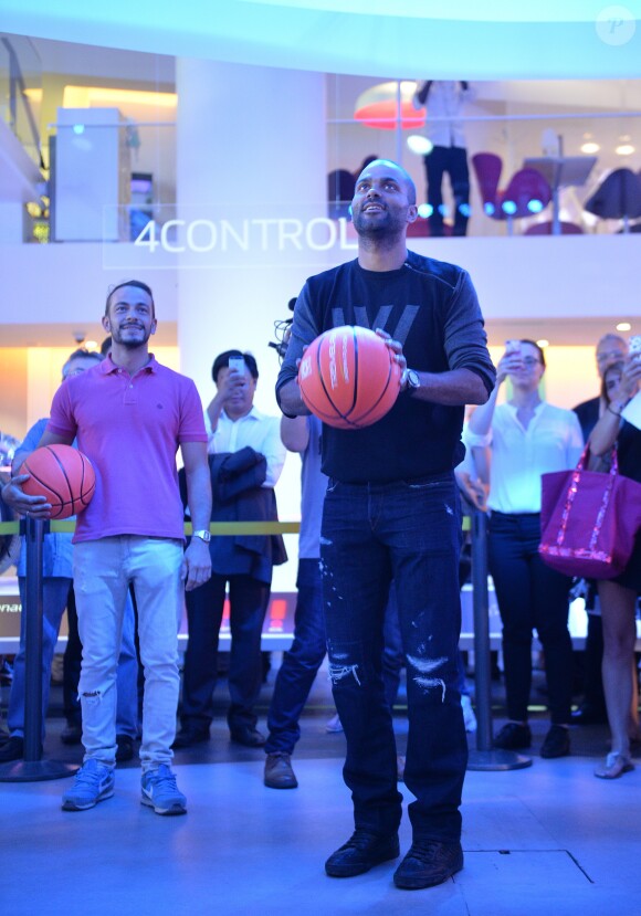 Tony Parker en séance de dédicaces et de démonstration de shoots à l'Atelier Renault à Paris, le 13 septembre 2016. © Veeren/Bestimage