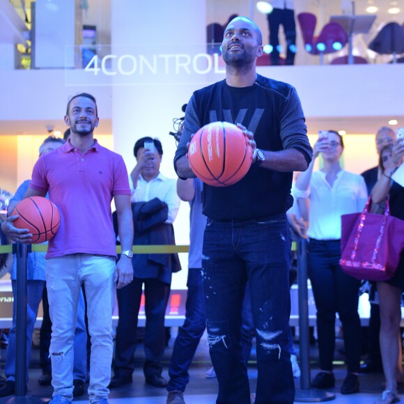 Tony Parker en séance de dédicaces et de démonstration de shoots à l'Atelier Renault à Paris, le 13 septembre 2016. © Veeren/Bestimage