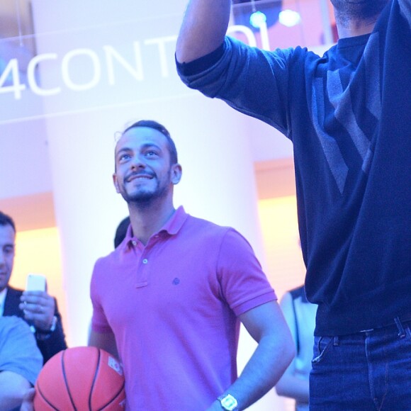 Tony Parker en séance de dédicaces et de démonstration de shoots à l'Atelier Renault à Paris, le 13 septembre 2016. © Veeren/Bestimage