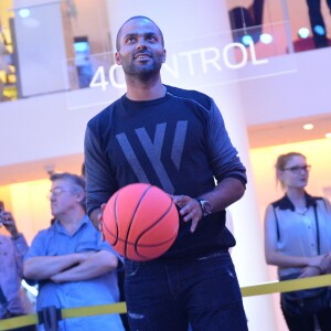 Tony Parker en séance de dédicaces et de démonstration de shoots à l'Atelier Renault à Paris, le 13 septembre 2016. © Veeren/Bestimage