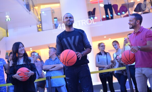 Tony Parker en séance de dédicaces et de démonstration de shoots à l'Atelier Renault à Paris, le 13 septembre 2016. © Veeren/Bestimage