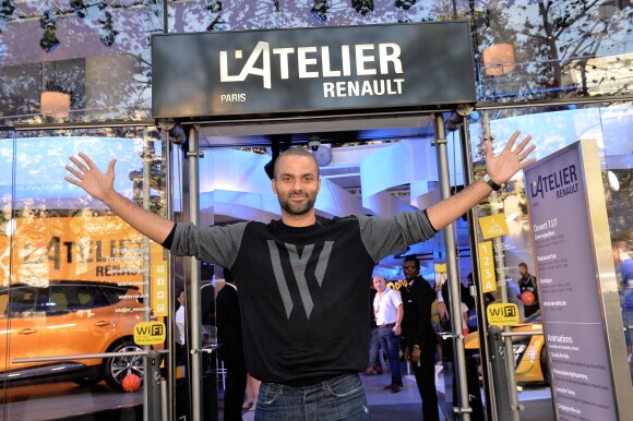 Tony Parker en séance de dédicaces et de démonstration de shoots à l'Atelier Renault à Paris, le 13 septembre 2016. © Veeren/Bestimage