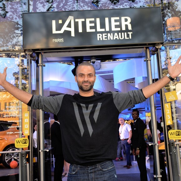 Tony Parker en séance de dédicaces et de démonstration de shoots à l'Atelier Renault à Paris, le 13 septembre 2016. © Veeren/Bestimage