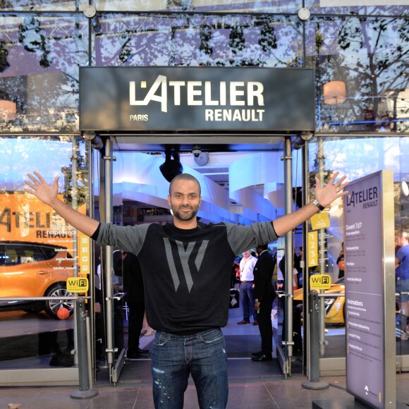 Tony Parker en séance de dédicaces et de démonstration de shoots à l'Atelier Renault à Paris, le 13 septembre 2016. © Veeren/Bestimage