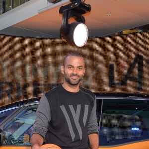 Tony Parker en séance de dédicaces et de démonstration de shoots à l'Atelier Renault à Paris, le 13 septembre 2016. © Veeren/Bestimage