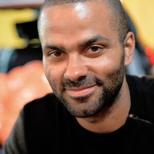 Tony Parker en séance de dédicaces et de démonstration de shoots à l'Atelier Renault à Paris, le 13 septembre 2016. © Veeren/Bestimage