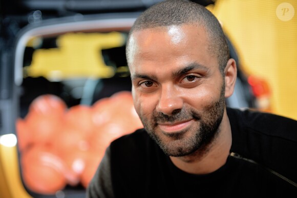 Tony Parker en séance de dédicaces et de démonstration de shoots à l'Atelier Renault à Paris, le 13 septembre 2016. © Veeren/Bestimage
