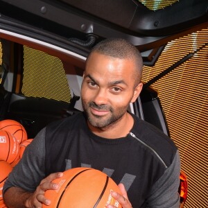 Tony Parker en séance de dédicaces et de démonstration de shoots à l'Atelier Renault à Paris, le 13 septembre 2016. © Veeren/Bestimage