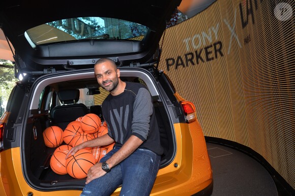 Tony Parker en séance de dédicaces et de démonstration de shoots à l'Atelier Renault à Paris, le 13 septembre 2016. © Veeren/Bestimage