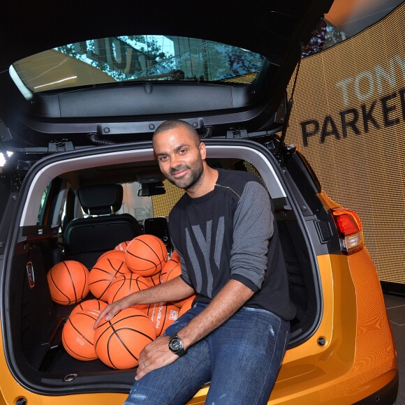 Tony Parker en séance de dédicaces et de démonstration de shoots à l'Atelier Renault à Paris, le 13 septembre 2016. © Veeren/Bestimage