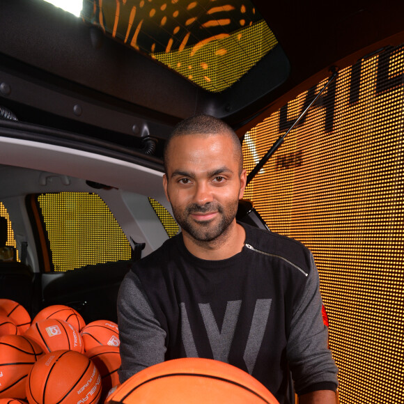 Tony Parker en séance de dédicaces et de démonstration de shoots à l'Atelier Renault à Paris, le 13 septembre 2016. © Veeren/Bestimage
