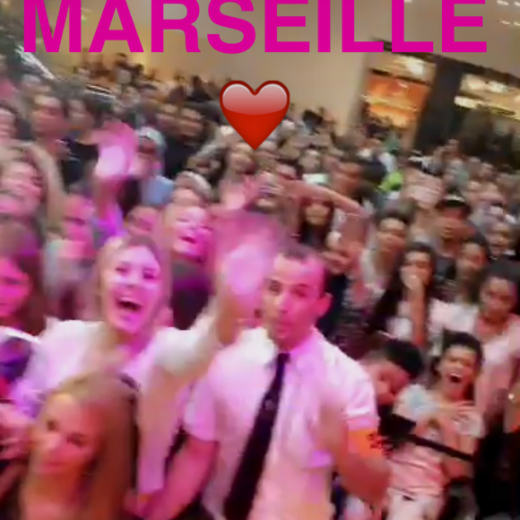 Nabilla à Marseille pour une séance de dédicaces qui a tourné au cauchemar. Le 17 septembre 2016.