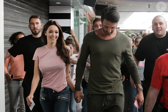 Exclusif - Nabilla Benattia dédicace son livre "Trop Vite" avec son compagnon Thomas Vergara au centre commercial "Merignac Soleil" à Bordeaux, le 26 juin 2016. © Thibaut Moritz-Patrick Bernard/Bestimage