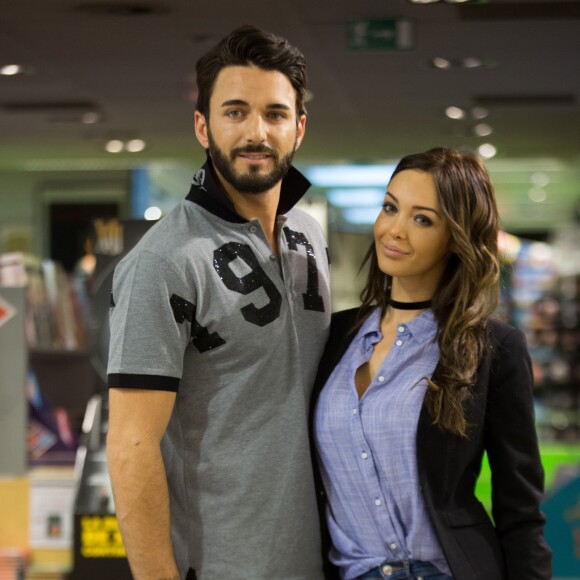 Nabilla Benattia dédicace son livre "Trop Vite" à la librairie Filigranes, à Bruxelles, Belgique, accompagnée par Thomas Vergara le 13 juin 2016.13/06/2016 - Bruxelles