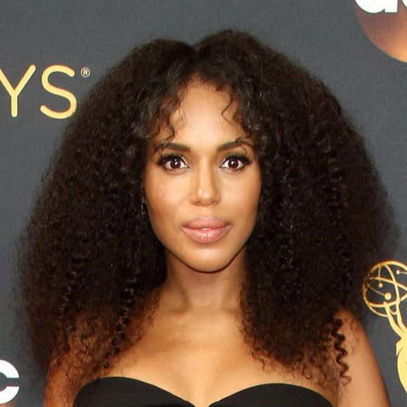 Kerry Washington, enceinte et habillée d'une robe Brandon Maxwell - 68ème cérémonie des Emmy Awards au Microsoft Theater à Los Angeles, le 18 septembre 2016.