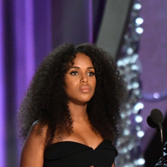 Kerry Washington et Tony Goldwyn remettent l'Emmy du Meilleur Scénario pour une série limitée, un film ou un drame télévisé (The People v. O.J. Simpson) au Microsoft Theater. Los Angeles, le 18 septembre 2016.