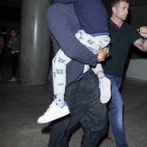 Orlando Bloom avec son fils Flynn et sa compagne Katy Perry arrivent à l'aéroport LAX de Los Angeles, Californie, Etats-Unis, le 9 août 2016.