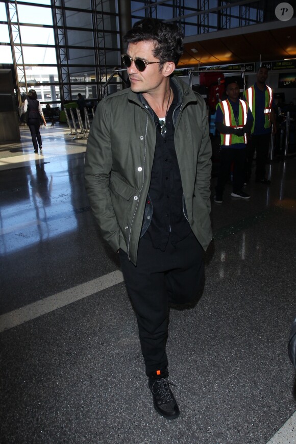Orlando Bloom prend un vol à l'aéroport de Los Angeles, le 25 avril 2016.