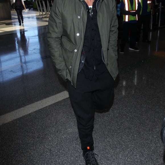 Orlando Bloom prend un vol à l'aéroport de Los Angeles, le 25 avril 2016.