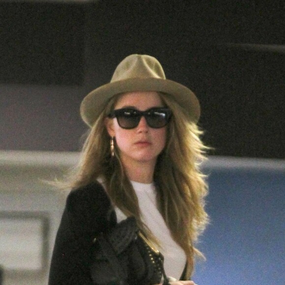 Amber Heard, très amaigrie, à la sortie d'un centre médical où elle a passé 2 heures à Westwood, le 13 juillet 2016  Amber Heard was spotted at a medical building in Westwood, California on July 13, 2016. She spent more than 2 hours in the center before coming out with a very smug look on her face13/07/2016 - Westwood