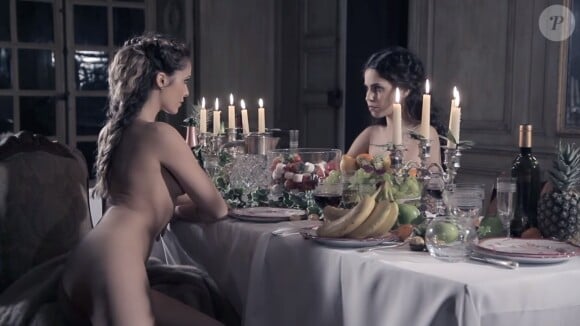 Clara Morgane et sa petite soeur Alexandra dans le making-of de son 15e calendrier (sortie septembre 2016).