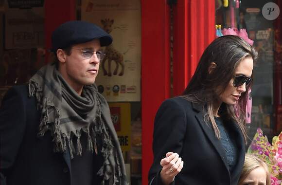 Exclusif - Brad Pitt, sa femme Angelina Jolie et leurs filles Vivienne et Zahara quittent un magasin de jouets à Londres le 12 mars 2016.