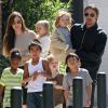 Angelina Jolie et Brad Pitt avec leurs enfants à La Nouvelle Orléans en mars 2011