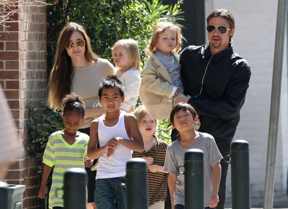 Angelina Jolie et Brad Pitt avec leurs enfants à La Nouvelle Orléans en mars 2011