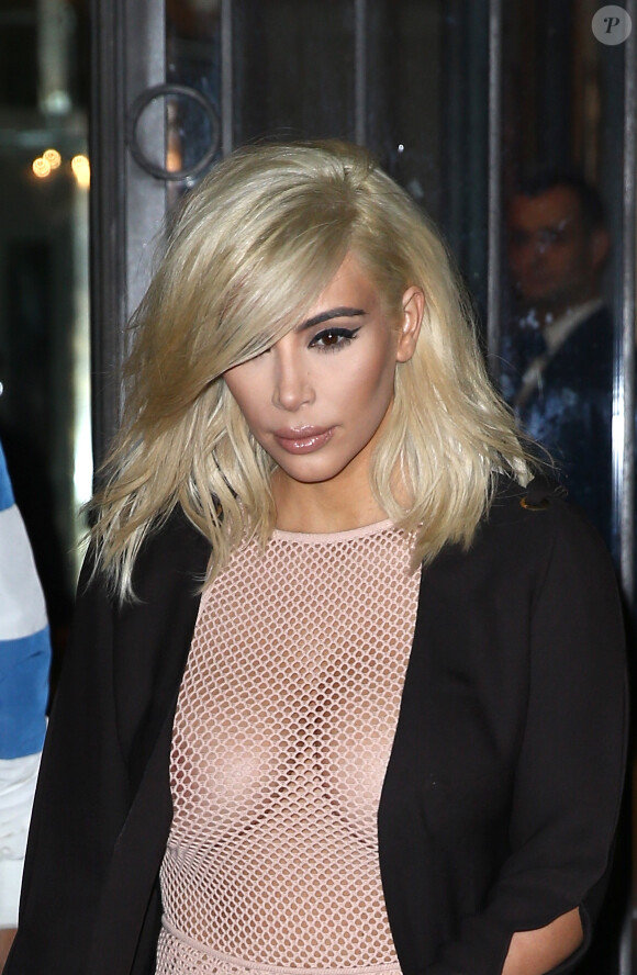 Kim Kardashian sort de l'hôtel Le Royal Monceau à Paris, le 5 mars 2015.