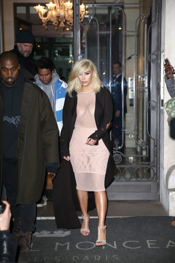 Kanye West et sa femme Kim Kardashian sortent de l'hôtel Le Royal Monceau à Paris, le 5 mars 2015.