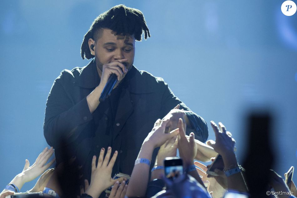 The Weeknd sur la scène du Scotiabank Saddledome, pendant les 2016 Juno