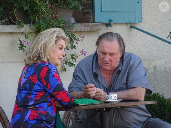 Exclusif - Catherine Deneuve et Gérard Depardieu - Tournage du film "La bonne Pomme" sous la direction de la réalisatrice Florence Quentin à Flagy près de Fontainebleau le 7 septembre 2016.