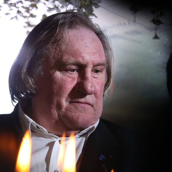 L'acteur français Gérard Depardieu déguste des vins dans le restaurant "Lastochka" à Moscou en Russie le 1er avril 2016