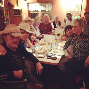 Johnny Hallyday et sa bande en plein road trip à travers les Etats-Unis - Dîner en amis avec Laeticia à Santa Fe, le 21 septembre 2016.